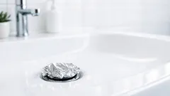 Abflussgeruch im Bad stoppen: So hilft Alufolie am Waschbecken-Ablauf wirklich