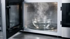 Mikrowelle reinigen mit Essig: So löst Dampf Fett und Gerüche in Minuten