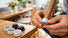 Stühlerücken ohne Kratzer: So werden Flaschenverschlüsse zu genialen Stuhlgleitern