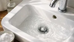 Essig im Abfluss: wann das Hausmittel wirklich hilft und wann es schadet