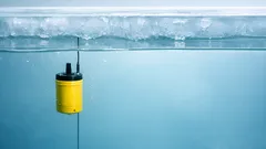 Argo-Float unter dem Schelfeis: wie ein gelber Zylinder 8 Monate lang die Antarktis vermisst