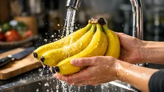 Banane waschen vor dem Schälen: warum es hygienischer ist und wie es in 20 Sekunden klappt