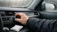 Beschlagene Autoscheiben schnell frei bekommen: die besten Tipps für klare Sicht