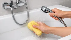Badewanne reinigen ohne Schrubben: die 4-Minuten-Routine gegen Rand und Beläge