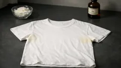 Gelbe Achselflecken entfernen: So werden weiße Shirts wieder richtig sauber